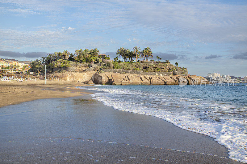平静的下午晚些时候的景色，被称为Playa del Duque海滩位于哥斯达黎加Adeje，特内里费，加那利群岛，西班牙
